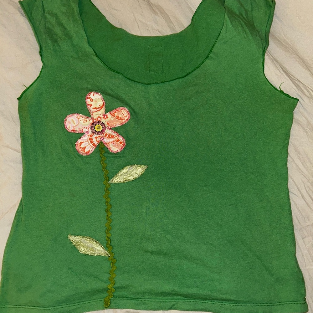 Green Floral Appliqué Short Sleeve Top